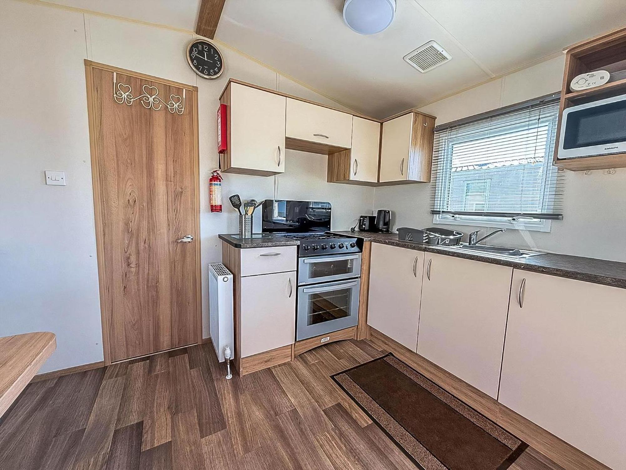 Beautiful Caravan With Decking At Wifi At Manor Park, Hunstanton Ref 23098T Exterior photo